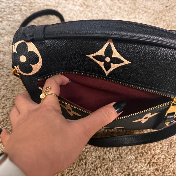 Louis Vuitton
Pochette Metis Bicolor Monogram Empreinte Giant. - Picture 3 of 12
